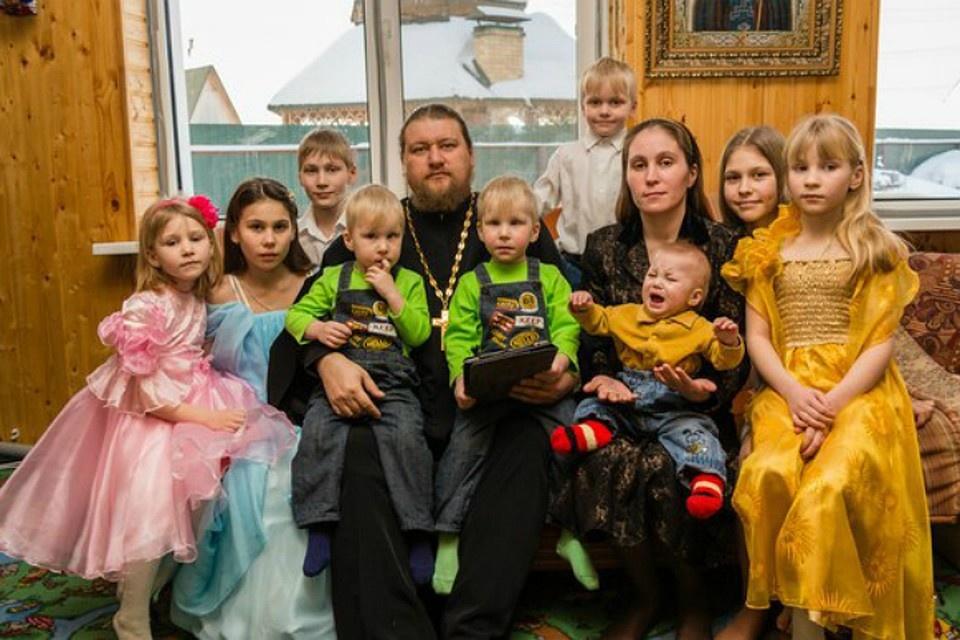 Священник год семьи. Многодетные семьи священников. Православная многодетная семья. Семья священника. Многодетные священники.